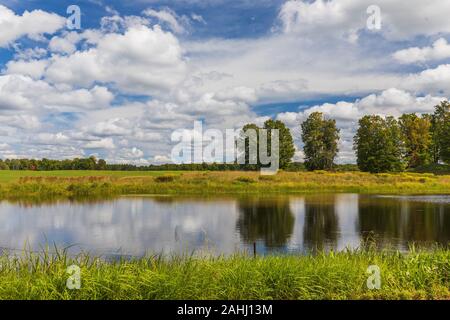 Die morgendlichen Wolken über einem Landwirt Teich im nördlichen Wisconsin zu löschen. Stockfoto