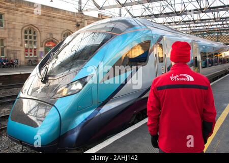 Übergabe von Virgin an der Carlisle Station Stockfoto