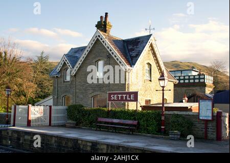 Bahnhof in Frost einpendeln Stockfoto