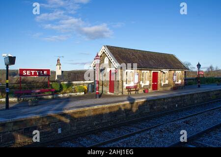 Bahnhof in Frost einpendeln Stockfoto