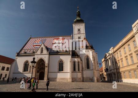 Die romanische St. Mark's Church in St. Mark's Square, mit dem 19. Jahrhundert Ziegeldach. Zagreb, Kroatien Stockfoto