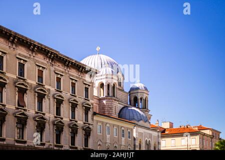 Serbisch-orthodoxe Kirche St. Spyridon (Chiesa di San Spiridione) in Triest, Italien, in der Nähe des Canal Grande auf dem Platz Saint Antonio Nuovo mit dem w Stockfoto