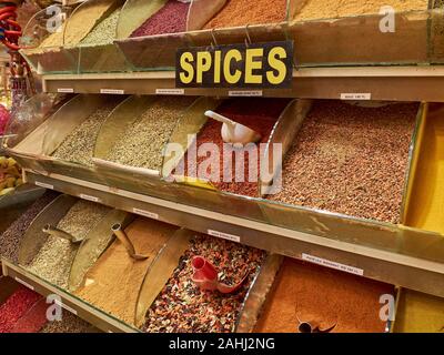 Verschiedene Arten von Gewürzen im Spice Bazaar. Stockfoto