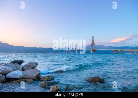 Griechische Schrägseilbrücke über den Golf von Korinth. Rion-Antirion. Klar Abendhimmel über dem Berg Ufer Stockfoto