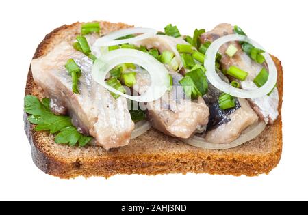 Sandwich gesalzene Heringe und Zwiebeln auf weißem Hintergrund Stockfoto
