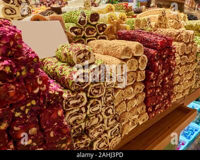 Traditionelle türkische Köstlichkeiten auf dem Markt begegnen. Stockfoto