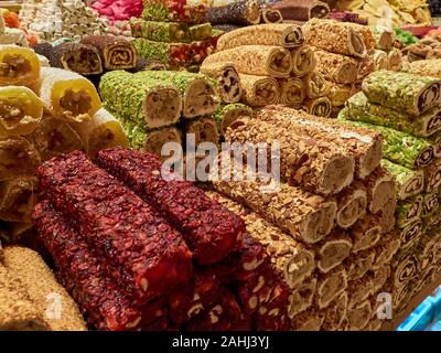 Traditionelle türkische Köstlichkeiten auf dem Markt begegnen. Stockfoto