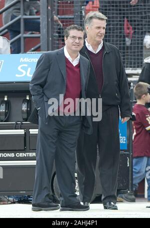 Landover, Maryland, USA. 28 Dez, 2014. Washington Redskins Inhaber Daniel M. Snyder, Links, und Bruce Allen, Washington Redskins President und General Manager, beobachten Sie die vor dem Spiel Warm-ups vor dem Spiel gegen die Dallas Cowboys an FedEx Field in Landover, Maryland am Sonntag, 28. Dezember 2014. Credit: Ron Sachs/CNP Credit: Ron Sachs/CNP/ZUMA Draht/Alamy leben Nachrichten Stockfoto