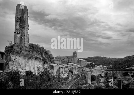 Das alte Katharerdorf Minerve mit den Resten der Burg: Der Turm "Candela", Hérault, Ozzitanie, Frankreich. Schwarz-Weiß-Version Stockfoto