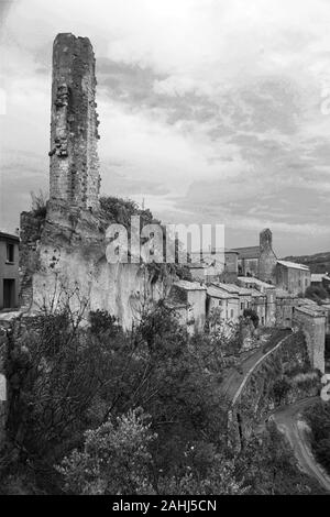 Die alten Katharer Dorf Minerve, mit den Überresten der Burg: "Candela' Tower, Hérault, Royal, Frankreich. Schwarz und Weiss Stockfoto