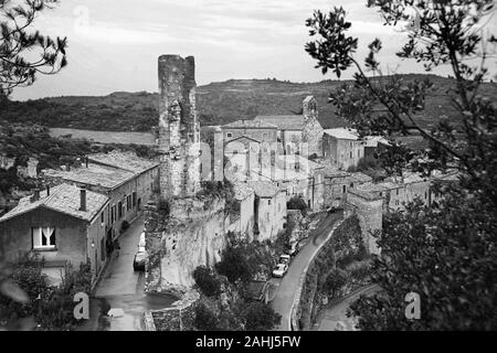 Die alten Katharer Dorf Minerve, mit den Überresten der Burg: "Candela' Tower, Hérault, Royal, Frankreich. Schwarz und Weiss Stockfoto