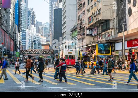 HongKong, November 2019: Menschen auf der belebten Straße im Einkaufsviertel (Causeway Bay) Hong Kong City Stockfoto