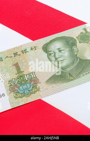US Flag/Sterne und Streifen mit 1 Yuan Banknote - Metapher US-China trade Krieg/Handelsstreit/Trumpf Stahltarife, Chinesischer Renminbi Yuan Schwäche. Stockfoto