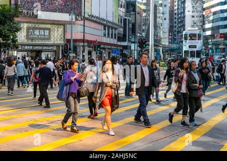 HongKong, November 2019: Menschen auf der belebten Straße im Einkaufsviertel (Causeway Bay) Hong Kong City Stockfoto