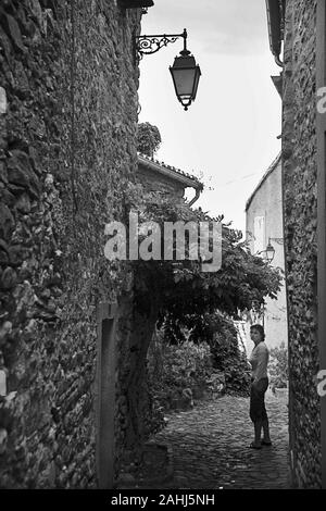 Backstreet (Rue des Glycines) in der alten Katharer Dorf Minerve, Hérault, Royal, Frankreich. Schwarz und Weiss Stockfoto