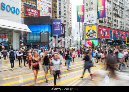 HongKong, November 2019: Street Scene, Fußgänger Straße in belebten Einkaufsviertel (Causeway Bay) Hong Kong City Stockfoto