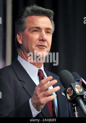 Ashburn, VA - Januar 6, 2010 - Washington Redskins Executive Vice President/General Manager Bruce Allen führt Mike Shanahan, neuer Head Coach der Washington Redskins bei einer Pressekonferenz an Redskins Park in Ashburn Virginia am Mittwoch, 6. Januar 2010. Quelle: Ron Sachs/CNP | Verwendung weltweit Stockfoto