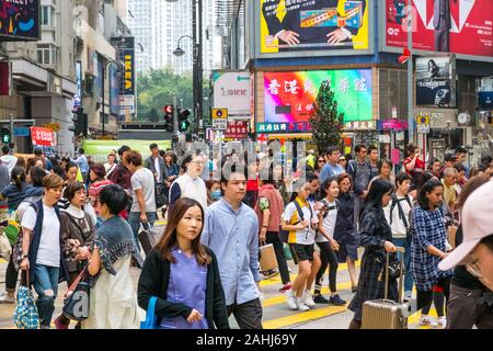 HongKong, November 2019: Street Scene, Fußgänger Straße in belebten Einkaufsviertel (Causeway Bay) Hong Kong City Stockfoto