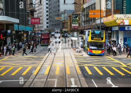 HongKong, November 2019: Street Scene, Fußgänger, Straßenbahn- und Busverkehr in Hong Kong City, Business District Stockfoto