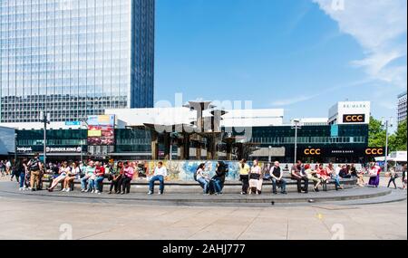 BERLIN, DEUTSCHLAND - 24. MAI 2018: Blick auf den Alexanderplatz, einem belebten öffentlichen Fußgängerzone in Berlin, Deutschland, mit dem Brunnen der Volkerfr Stockfoto
