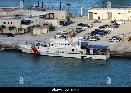 Miami, USA - 22. Dezember 2018: US Coast Guard Cutter erwartet nächste Sendung in der Uscg base Miami, Florida Stockfoto