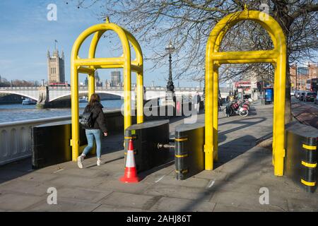 Gelb Sicherheit Bögen an der Albert Embankment, London, UK Stockfoto