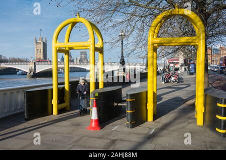 Gelb Sicherheit Bögen an der Albert Embankment, London, UK Stockfoto