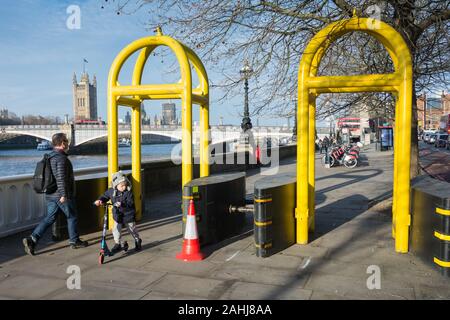 Gelb Sicherheit Bögen an der Albert Embankment, London, UK Stockfoto