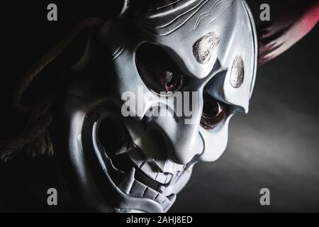 Japanische oni Maske oder riesige Maske, verwendet in Handarbeit aus original zu dekorieren, damit es dunkel und Kunst aussehen Stockfoto