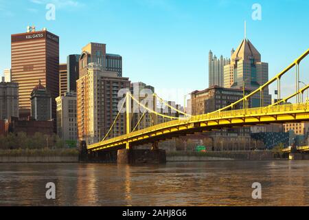 Pittsburgh, Pennsylvania, United States - Skyline der Innenstadt mit Andy Warhol Brücke über den Allegheny River. Stockfoto