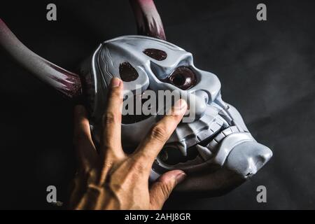 Japanische oni Maske oder riesige Maske, verwendet in Handarbeit aus original zu dekorieren, damit es dunkel und Kunst betrachten, es mit der Hand berühren. Stockfoto