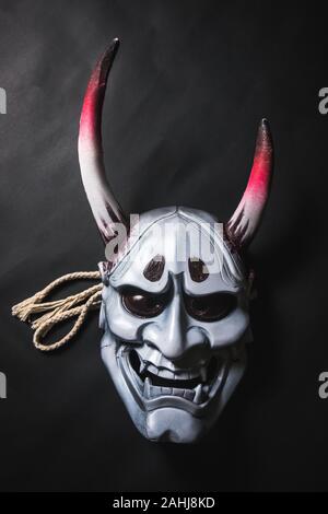 Japanische oni Maske oder riesige Maske, verwendet in Handarbeit aus original zu dekorieren, damit es dunkel und Kunst aussehen Stockfoto