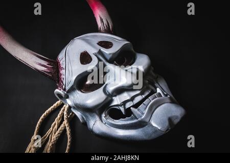 Japanische oni Maske oder riesige Maske, verwendet in Handarbeit aus original zu dekorieren, damit es dunkel und Kunst aussehen Stockfoto