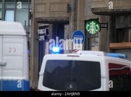 Berlin, Deutschland. 30 Dez, 2019. Fahrzeuge der Polizei blockieren die Straßen rund um die Kreuzung Kochstraße Friedrichstraße in der Nähe von Checkpoint Charlie. Credit: Kay Nietfeld/dpa/Alamy leben Nachrichten Stockfoto