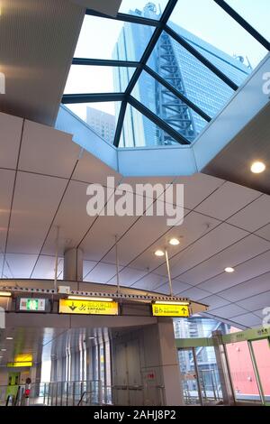 Tokio, Shimbashi Bezirk, Japan - Bahnhof Shimbashi, Plattform für die Yurikamome Monorail Linie. Stockfoto