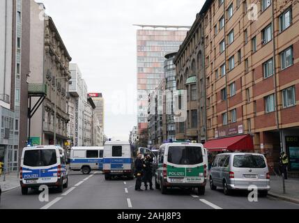 Berlin, Deutschland. 30 Dez, 2019. Fahrzeuge der Polizei blockieren die Straßen rund um die Kreuzung Kochstraße Friedrichstraße in der Nähe von Checkpoint Charlie. Credit: Kay Nietfeld/dpa/Alamy leben Nachrichten Stockfoto