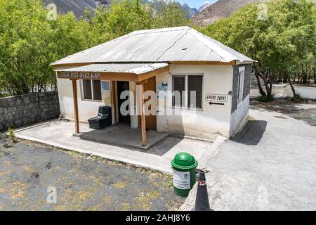 Sost Khunjerab Pass National Park malerische Aussicht auf das Ticket Booth Haus an einem bewölkten Himmel Tag Stockfoto