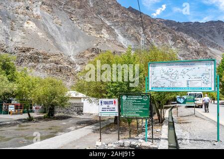 Sost Khunjerab Pass National Park malerische Aussicht auf die touristische Informationen Werbetafeln an einem bewölkten Himmel Tag Stockfoto