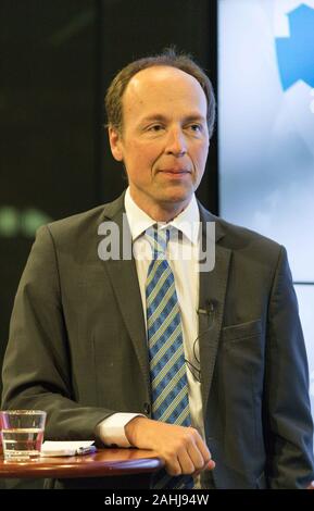 Herr Jussi Halla - Aho, Finnische MP und der Vorsitzende des Finnen Partei in einem Media - geförderte Podiumsdiskussion der Finnischen Führern der politischen Parteien. Stockfoto