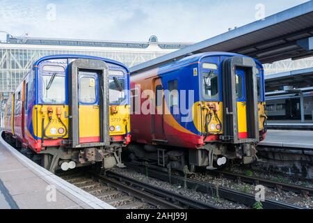 Vorortzüge der Klasse 455 warten auf Abfahrt vom Bahnhof London Waterloo, London, England, Großbritannien Stockfoto