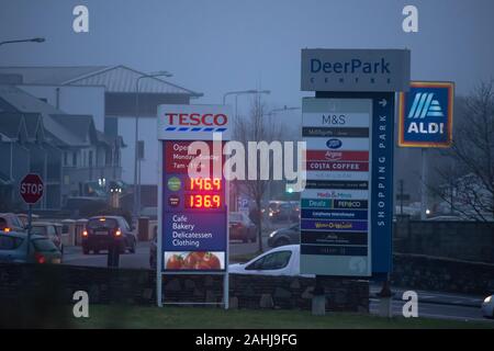 Tankstelle oder Tankstelle oder Tankstelle Preisinformation an nebeliger Winterabende in Killarney, County Kerry, Irland, ab 2019 Stockfoto