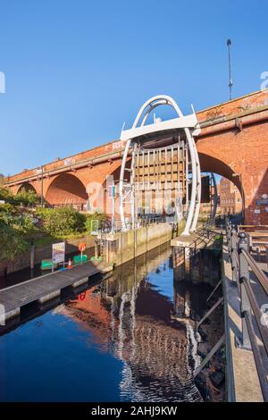 Ouseburn Barrage in Newcastle upon Tyne wird als ein paar Schleusentore am Fluss im unteren Ouseburn Tal gebaut Stockfoto