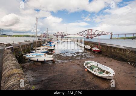 Boote im Hafen von South Queensferry mit der Forth Rail Bridge in der Ferne Stockfoto