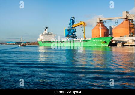 Boot, das im Hafen. General Cargo ship Arklow Willow laden am Dock in Blyth Hafen an der Küste von Northumberland Stockfoto