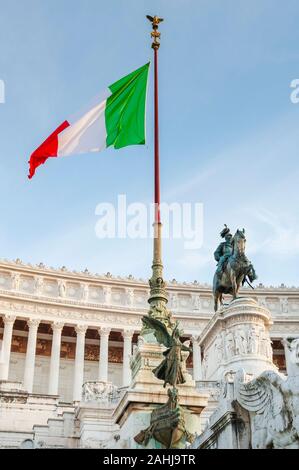 Reiterstandbild und italienische Flagge bei Victor Emmanuel II Denkmal / Monumento Nazionale a Vittorio Emanuele Ii, Rom, Italien Stockfoto