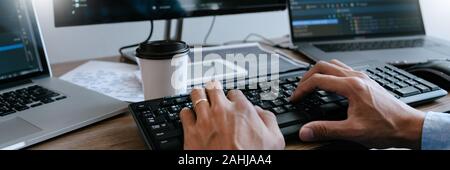 Programmierer schreiben Code auf dem Desktop Computer, Entwicklung Programmierung und Coding Technologies Konzept Stockfoto