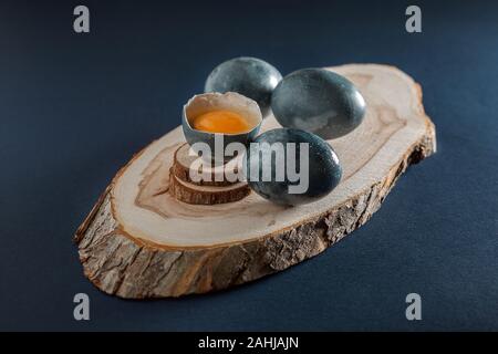 Mehrfarbige huhn eier. Ostern Urlaub. Feder. Einrichtung Stockfoto