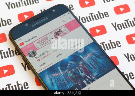NY, USA - Dezember 4, 2019: Blackpink offiziellen youtube channel der Bildschirm des Smartphones auf dem Papier youtube Hintergrund. Stockfoto