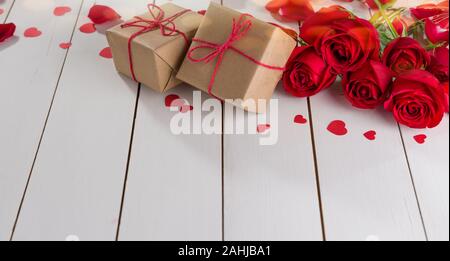 Valentinstag Geschenk. graft Geschenk Pakete und Rosen auf Weiß Holztisch Stockfoto