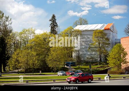 Hämeenlinna Finnland 05/22/2017 ein hohes Gebäude renoviert und bedeckt über und über mit Plane Stockfoto